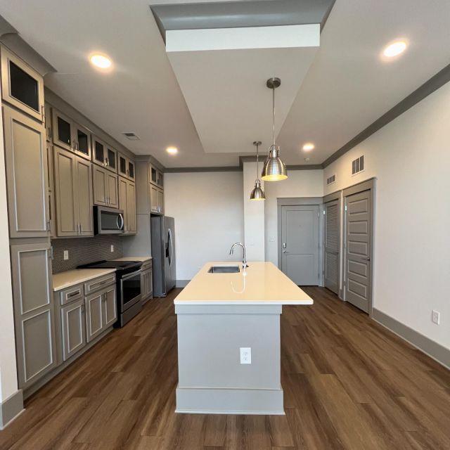 Check out this B1 floor plan! Available now, 5th floor with beautiful courtyard view and natural sunlight! 

Come tour it in person and make it yours! 

Email or call us at preserve@nwravin.com or 980-293-2041. 

#preserveatwestfields #chantilly #va #dmv #thisisnwr #northwoodravin #readyformovein #luxuryliving #luxuryapartmenthomes #nwr